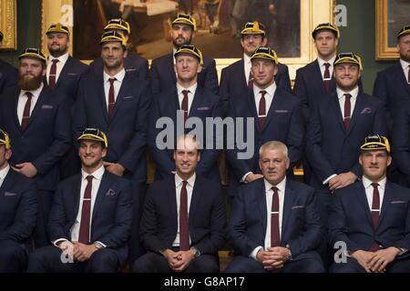 Il Duca di Cambridge (centro), vice patrono della Welsh Rugby Union, siede con il team gallese mentre partecipa alla cerimonia di benvenuto del Galles alla Guildhall di Londra. Foto Stock