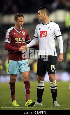 Calcio - Campionato Sky Bet - Derby County / Burnley - iPro Stadium. Jason Shackell (a destra) e Matthew Taylor di Burnley scuotono le mani dopo il fischio finale Foto Stock