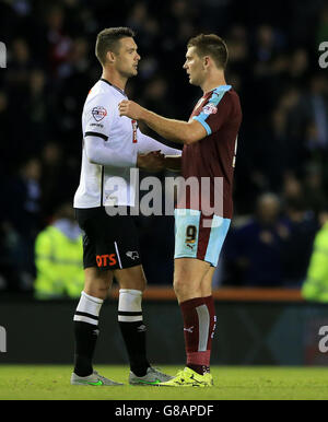 Calcio - Campionato Sky Bet - Derby County / Burnley - iPro Stadium. Sam Vokes di Burnley (a destra) e Jason Shackell di Derby County scuotono le mani Foto Stock