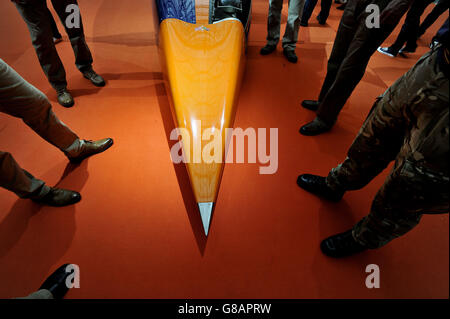 Le persone si riuniscono intorno al cono del naso del Bloodhound SSC (auto supersonica), in esposizione a Canary Wharf, Londra. Foto Stock