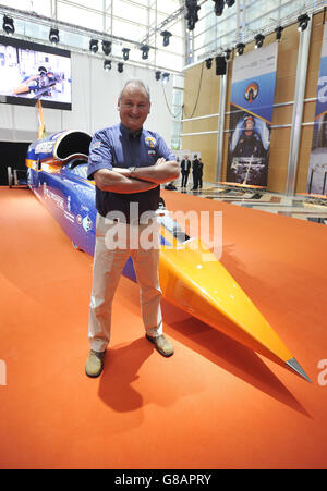 Il direttore del progetto Richard Noble è in mostra presso il Bloodhound SSC (auto supersonica), presso Canary Wharf, Londra. Foto Stock