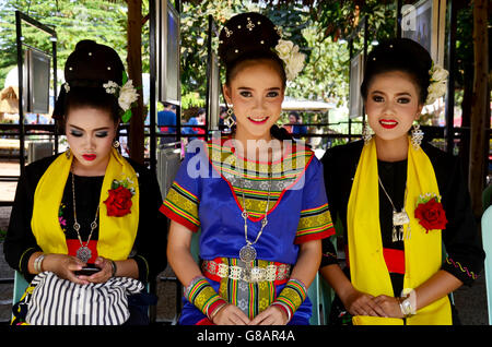 SAKON NAKHON, Tailandia - 15 Gennaio : Il PHU popolo tailandese di indossare vestiti costume nazionale phu thai per mostrare e unisciti a Phu thai mondo da Foto Stock