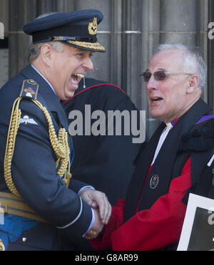 Il Duca di York (a sinistra) parla con il reverendo Dr Finlay MacDonald mentre lascia un servizio di settantacinquesimo anniversario della Battaglia di Gran Bretagna tenuto dalla Royal Air Forces Association nella Cattedrale di St Giles a Edimburgo, Scozia. Foto Stock