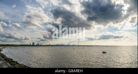 TALLINN, Estonia - 19 giugno 2016: Estate Tallinn City panorama. Scenic cloudscape oltre il Mar Baltico bay. Foto Stock