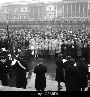 Una band dell'Esercito della salvezza che suona nel Rally per l'unità cristiana in Trafalgar Square, Londra. Circa 1,500 persone di varie confessioni cristiane sono state nell'umidità per il rally, che è stato organizzato dal recentemente formato Consiglio cristiano di Westminster come parte della settimana di preghiera. Foto Stock