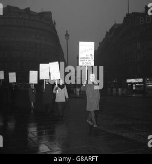 Uomini e donne sfilano in Piazza Trafalgar con cartelli che recitavano "Protestanti - svegli ai pericoli dell'unità con Roma". Circa 50 persone hanno partecipato al Rally per l'unità dei Cristiani, cui hanno partecipato membri di varie confessioni, tra cui i cattolici romani. Un portavoce dei picketers ha detto di rappresentare il Consiglio Internazionale delle Chiese. Foto Stock