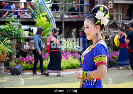 SAKON NAKHON, Tailandia - 15 Gennaio : Il PHU popolo tailandese di indossare vestiti costume nazionale phu thai per mostrare e unisciti a Phu thai mondo da Foto Stock