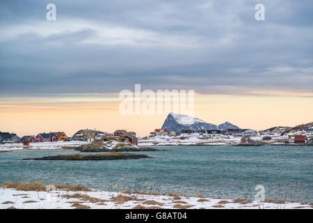 Isola di Sommarøy rivolta verso l'isola Haja, Norvegia Foto Stock