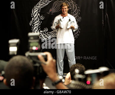 Il capitano inglese David Beckham durante il lancio delle nuove scarpe da calcio Adidas Predator Dragon, presso il negozio Adidas a New York. Foto Stock