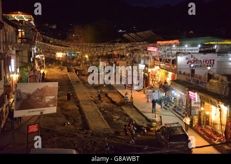 Il bazaar principale di sera, Leh, Ladakh, Jammu e Kaschmir, India Foto Stock