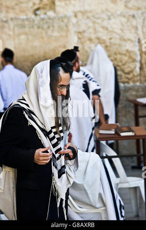 Israele, Gerusalemme, fedeli al Muro del pianto Foto Stock