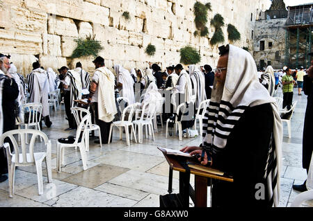 Israele, Gerusalemme, fedeli al Muro del pianto Foto Stock