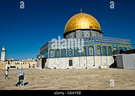 Il dorato santuario islamico Haram Al Sharif o Cupola della Roccia Moschea, presso il monte del tempio nella città vecchia di Gerusalemme Est Israele Foto Stock