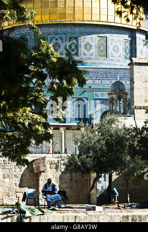 Il dorato santuario islamico Haram Al Sharif o Cupola della Roccia Moschea, presso il monte del tempio nella città vecchia di Gerusalemme Est Israele Foto Stock