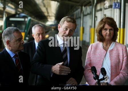 (Da sinistra a destra) Ministro delle spese pubbliche Brendan Howlin, Michael Ring TD, Taoiseach Enda Kenny e Tanaiste Joan Burton, al lancio del piano di investimento del capitale presso la stazione di Heuston a Dublino. Foto Stock