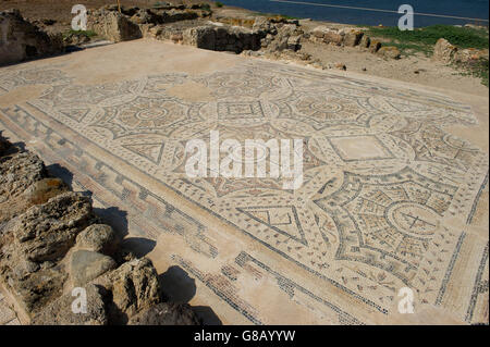 Anfiteatro della antica Nora sito archeologico, vicino a Pula, Sardegna, Italia Foto Stock