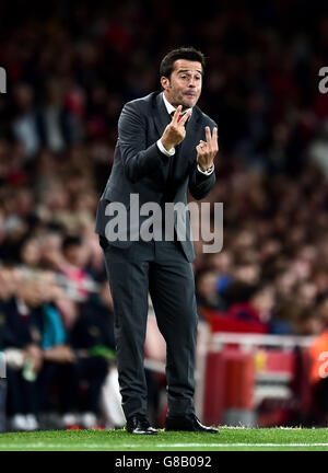 Il manager di Olympiacos Marco Silva fa gesti dalla linea di contatto durante la UEFA Champions League, partita del Gruppo F all'Emirates Stadium di Londra. Foto Stock