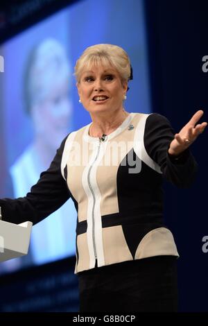 L'ex presentatore televisivo e newscaster Angela Rippon si rivolge alla conferenza del Partito conservatore al Manchester Central. Foto Stock