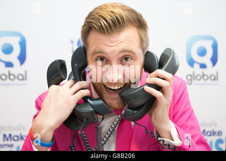 Toby Tarrant risponde al telefono durante il Global's Make Some Noise Charity Day alla stazione radio globale di Leicester Square, Londra. Foto Stock