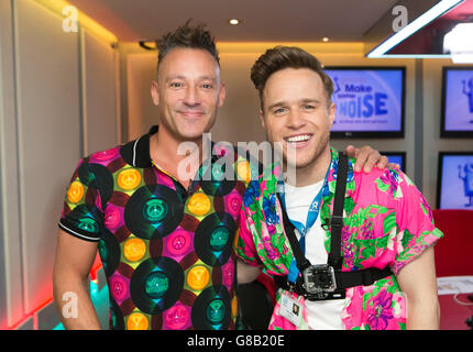 Olly Murs e il presentatore della radio cardiaca Toby Antis (a sinistra) che partecipa al Global's Make Some Noise Charity Day presso la stazione radio globale di Leicester Square, Londra. Foto Stock