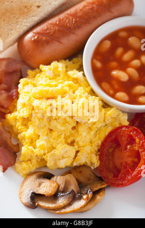 La completa prima colazione inglese con uova strapazzate, pancetta, salsicce, fagioli, pomodori Foto Stock