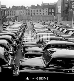 I taxi parcheggiati in fila silenziose a Yorkway Motors, Caledonian Road, King's Cross, Londra. I 11,000 tassisti avevano deciso di prendere una "giornata di riposo coordinata" per attirare l'attenzione del governo sul loro caso contro i mini taxi. Foto Stock