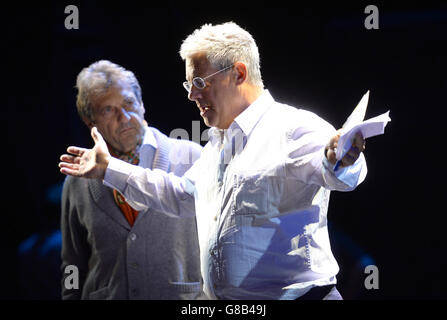 Regista Cameron Mackintosh durante le prove per il 30° anniversario di Les Miserables Gala Performance in Aid of Save the Children tenutosi al Queen's Theatre di Londra Foto Stock