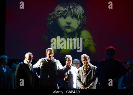 Il compositore Claude-Michel Schonberg, il direttore Cameron Mackintosh e il lirico Alain Boublil durante le prove per il 30° anniversario di Les Miserables Gala Performance in Aid of Save the Children tenutosi al Queen's Theatre di Londra Foto Stock