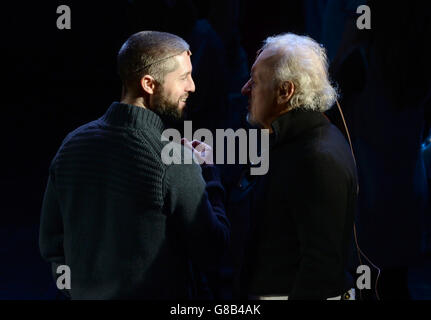 Cast durante le prove per la performance di gala del 30° anniversario di Les Miserables in aiuto di Save the Children che si tiene al Queen's Theatre di Londra Foto Stock