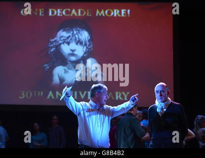 Regista Cameron Mackintosh durante le prove per il 30° anniversario di Les Miserables Gala Performance in Aid of Save the Children tenutosi al Queen's Theatre di Londra Foto Stock