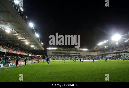 Calcio - Campionato europeo UEFA Qualifiche - Gruppo F - Irlanda del Nord / Grecia - Windsor Park. I giocatori dell'Irlanda del Nord si riscaldano prima della partita di qualificazione del Campionato europeo UEFA al Windsor Park di Belfast. Foto Stock