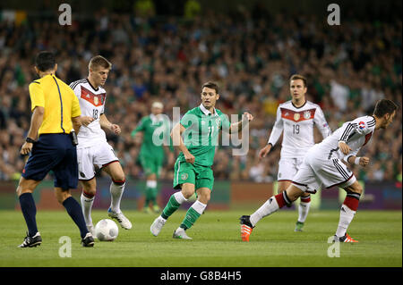 Il Wes Hoolahan della Repubblica d'Irlanda (centro) in azione durante la partita di qualificazione del Campionato europeo UEFA allo stadio Aviva di Dublino. Foto Stock