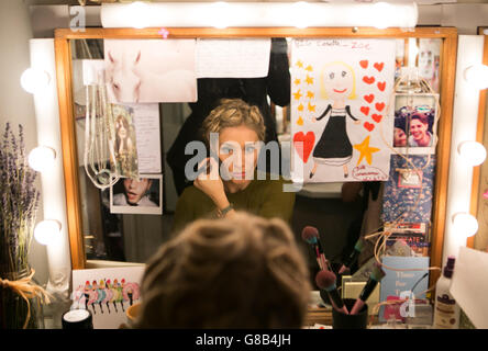 L'attrice Zoe Doano si prepara al backstage prima dello spettacolo di Gala del 30° anniversario di Les Miserables al Queen's Theatre di Londra, in aiuto di Save the Children. Foto Stock