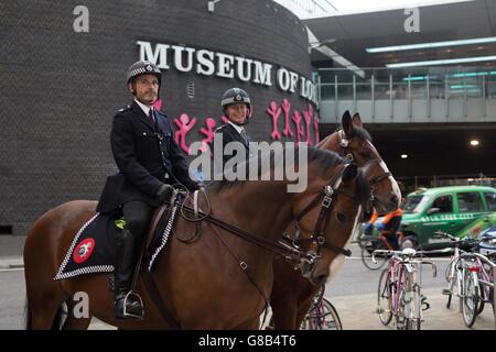 Cavalli di polizia e i loro cavalieri al lancio VIP del Museo del crimine ha scoperto la mostra al Museo di Londra. Foto Stock