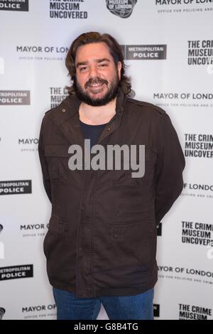 Il comico Matt Berry arriva al lancio VIP della mostra scoperta del Crime Museum al Museum of London. Foto Stock