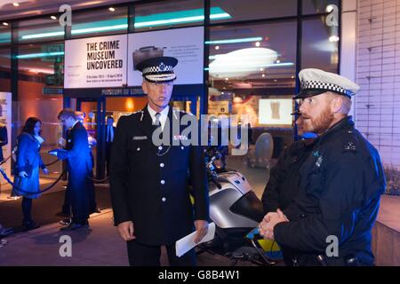 il commissario della polizia metropolitana Sir Bernard Hogan-Howe (a sinistra) arriva al lancio VIP della mostra scoperta del Crime Museum al Museo di Londra. Foto Stock