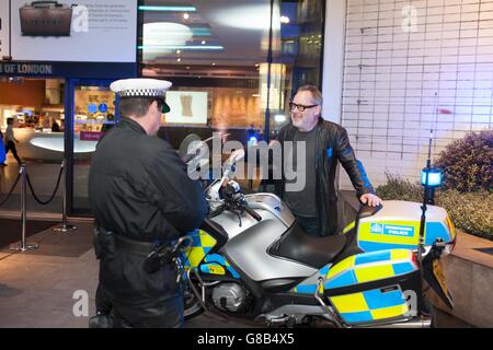 VIC Reeves (a destra) arriva al lancio VIP della mostra scoperta del Crime Museum al Museo di Londra. Foto Stock