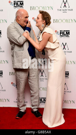 Colm Toibin e Saoirse Ronan hanno partecipato alla proiezione ufficiale di Brooklyn durante il 59th BFI London Film Festival presso l'Odeon Leicester Square di Londra. PREMERE ASSOCIAZIONE foto. Guarda LO SHOWBIZ della storia della Pennsylvania a Brooklyn. Data foto: Lunedì 12 ottobre 2015. Il credito fotografico deve essere: Ian West/PA Wire Foto Stock