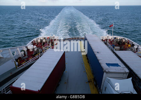 Autocarri di trasporto merci a bordo di un traghetto barca a vela arcoss il canale in lingua inglese Foto Stock
