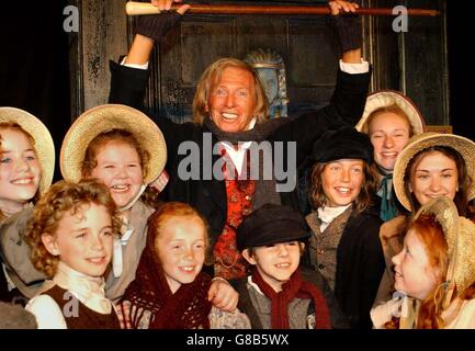 La leggenda pop Tommy Steele (al centro), insieme ad altri membri del cast di Scrooge, segna il suo ritorno al London Palladium per giocare a Ebenezer Scrooge in 'Scrooge', avendo recitato più performance (1767) di qualsiasi altro Foto Stock