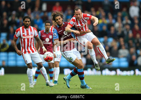 Calcio - Barclays Premier League - Aston Villa / Stoke City - Villa Park. Rudy Gestede di Aston Villa (centro) e Charlie Adam di Stoke City Foto Stock