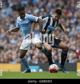 Raheem Sterling di Manchester City e Aleksandar Mitrovic di Newcastle United durante la partita della Barclays Premier League all'Etihad Stadium di Manchester. Foto Stock