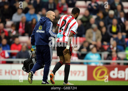 Calcio - Barclays Premier League - Sunderland / West Ham United - Stadio della luce. Lo Yann M'Vila di Sunderland si ferma ferito durante la partita della Barclays Premier League allo Stadium of Light di Sunderland. Foto Stock