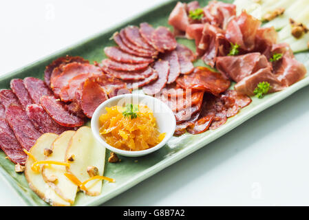 Lo spagnolo prosciutto serrano il salame chorizo salumi affumicati formaggio condivisione tapas platter insieme con il pane Foto Stock