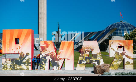 MINSK, Bielorussia - 19 Maggio 2015: la gente camminare vicino all'edificio bielorusso Museo della Grande Guerra Patriottica Foto Stock