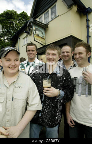 Ricky Hatton si rilassa con gli amici al di fuori del suo pub locale The New Inn, a Hyde, Manchester, dopo aver sconfitto Kostya Tszyu nella sua battaglia IBF di peso leggero. Foto Stock