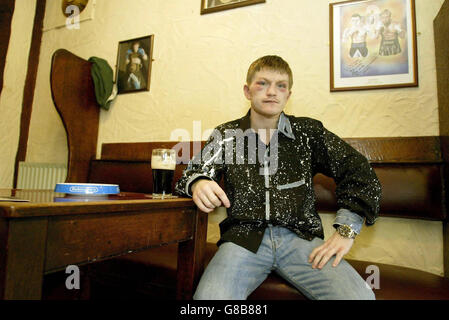 Ricky Hatton si rilassa nel suo pub locale The New Inn, a Hyde, Manchester, dopo aver sconfitto Kostya Tszyu nella sua lotta IBF peso-luce. Foto Stock