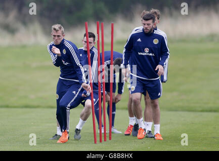 Calcio - UEFA Euro 2016 - Qualifiche - Scotland Training - Mar Hall Hotel. Darren Fletcher in Scozia (a sinistra) durante una sessione di formazione al Mar Hall Hotel di Glasgow. Foto Stock