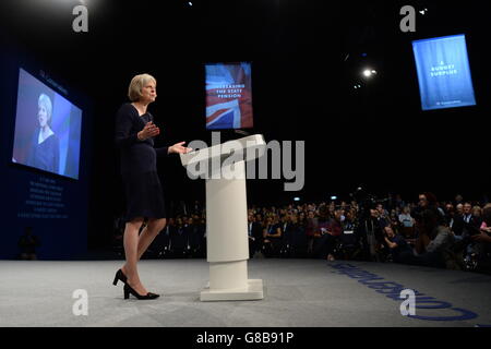 Il Segretario agli interni Theresa May ha tenuto il suo discorso alla conferenza del Partito conservatore a Manchester Central. Foto Stock