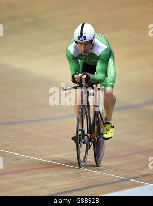 James Brown in Irlanda compete nella qualifica Pursuit Mask 50-54 2000m, James sarà il primo cieco registrato a competere su una bici da solo a livello mondiale, durante i Campionati Mondiali di Ciclismo UCI 2015 al Velodrome di Manchester. Foto Stock